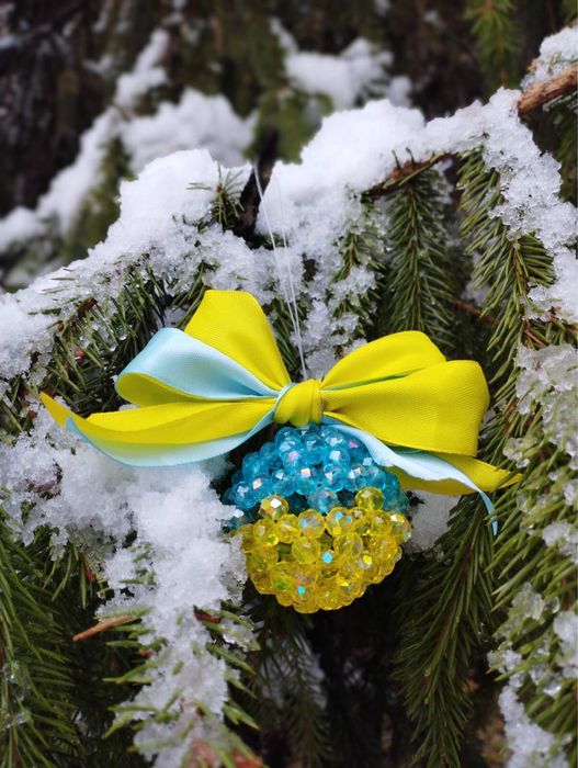 Новогодние игрушки на елку ручной работы из бусин