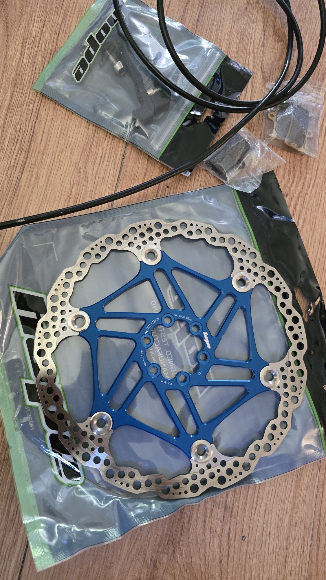 Hamulce Hope Tech 3 v4 niebieskie + klocki + tarcza 203mm
