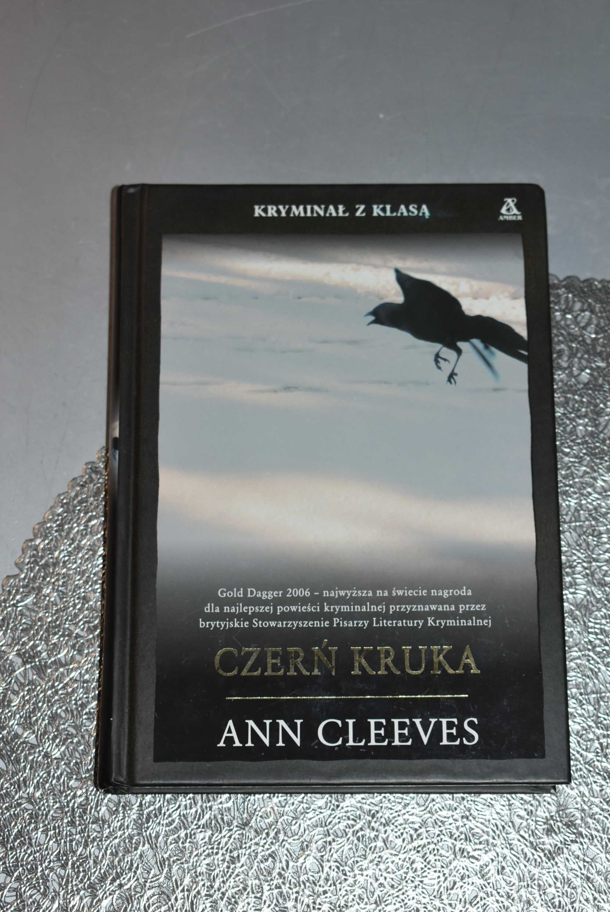 Czerń kruka Ann Cleeves książka kryminał z klasą