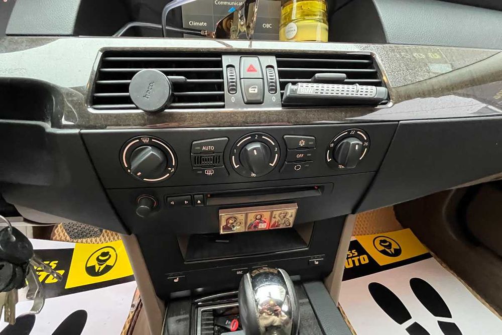 BMW 520I 2004 року