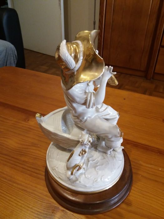 Estatueta de porcelana