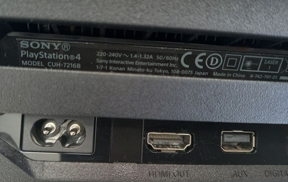 Ps4 pro 1TB CUH-7216B
