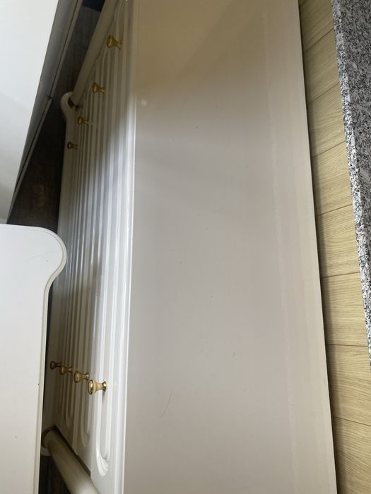 Móveis de quarto brancos (cómoda, mesa cabeceira, sofa e camiseiro)