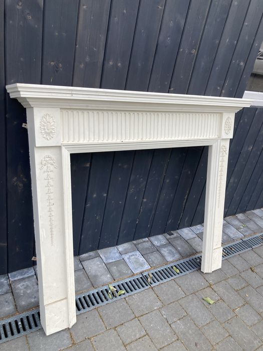 Angielski portal kominkowy sztukateria kominek wąska konsola