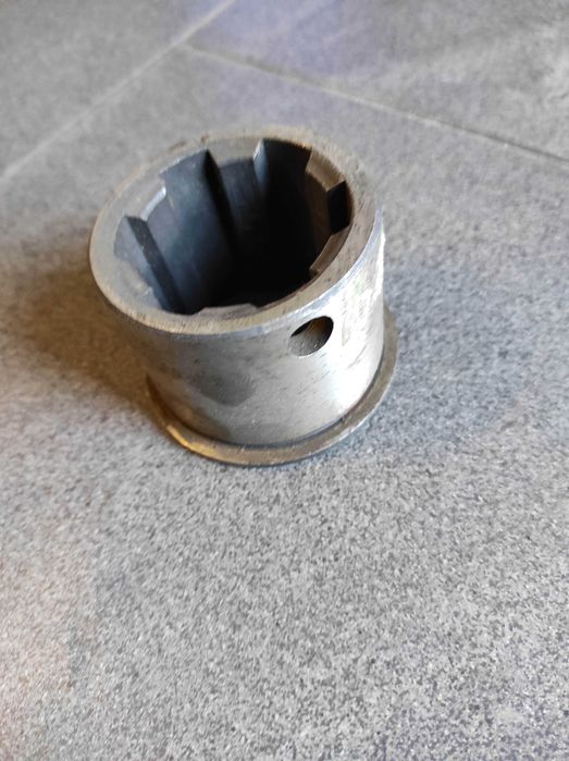 Nowa tuleja zębata wałka grubego skrzyni do ciągnika T-25