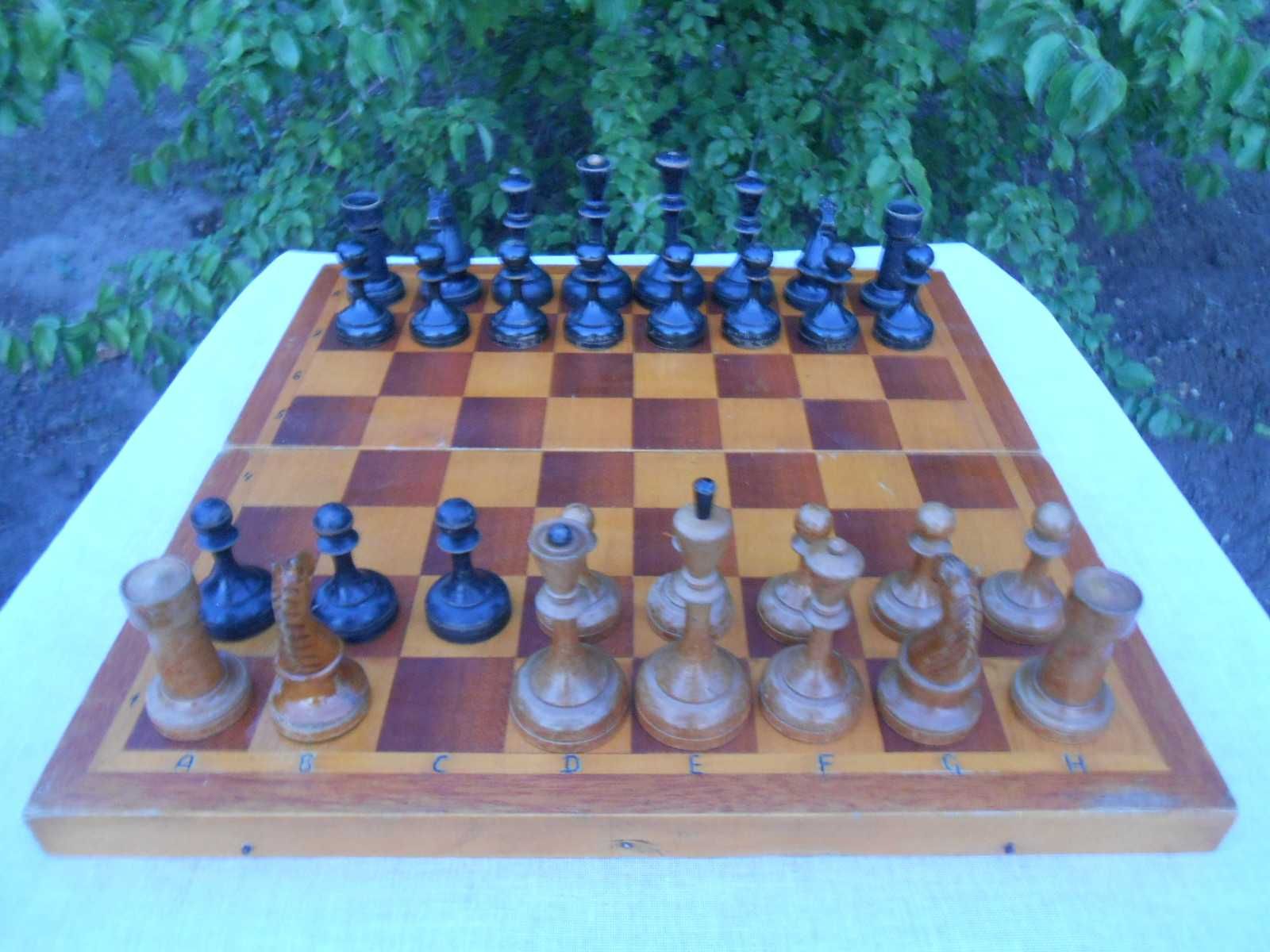 Шахматы деревянные старенькие, с утяжелителями.