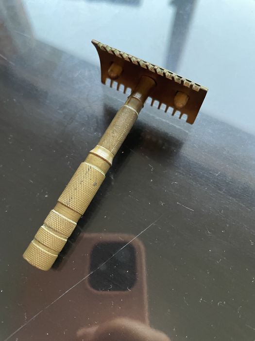 Barbeador muito antigo. 20,00€