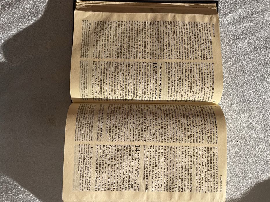 Biblia com aparência de muito usada