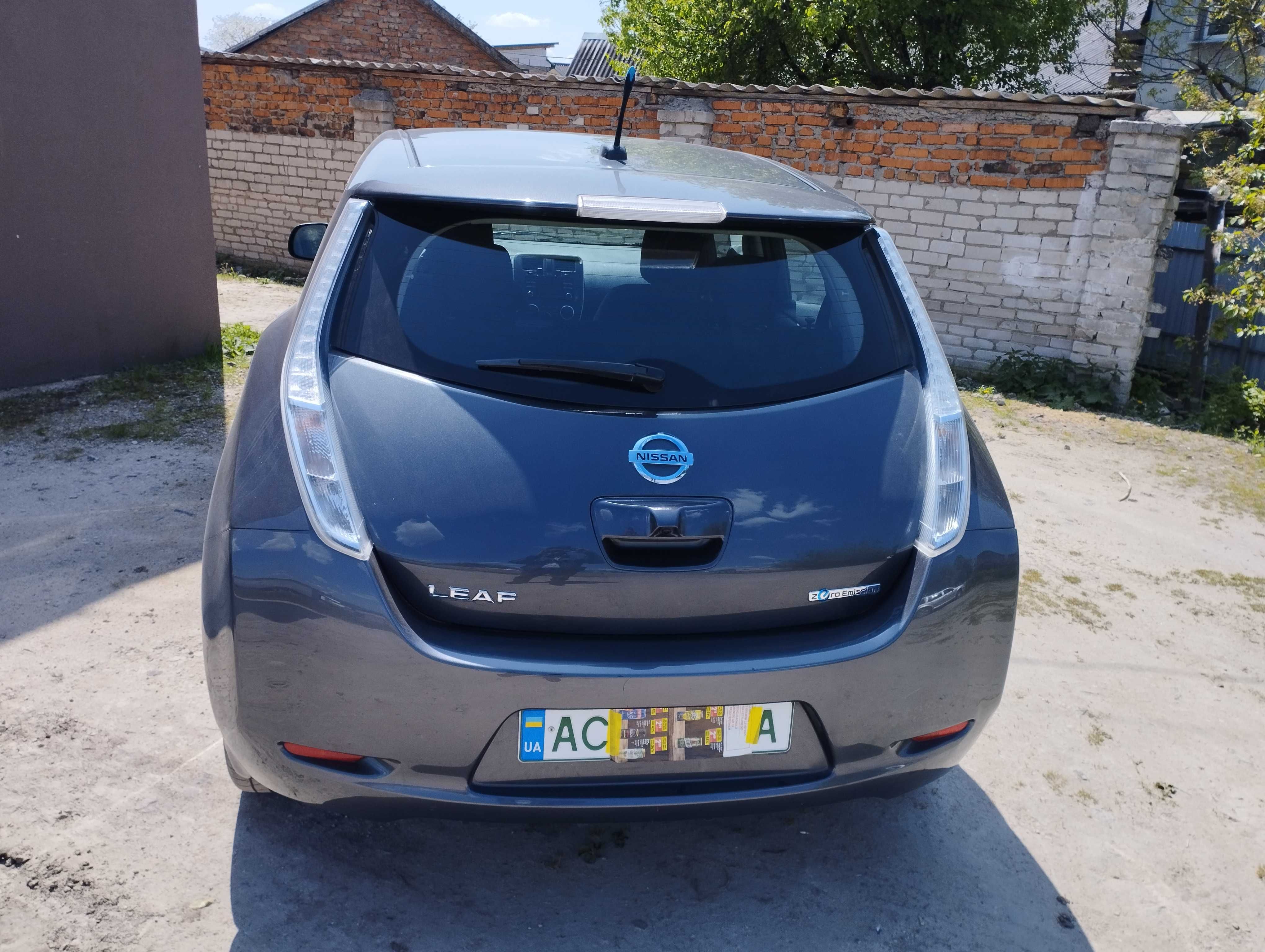 NISSAN LEAF легковий електромобіль