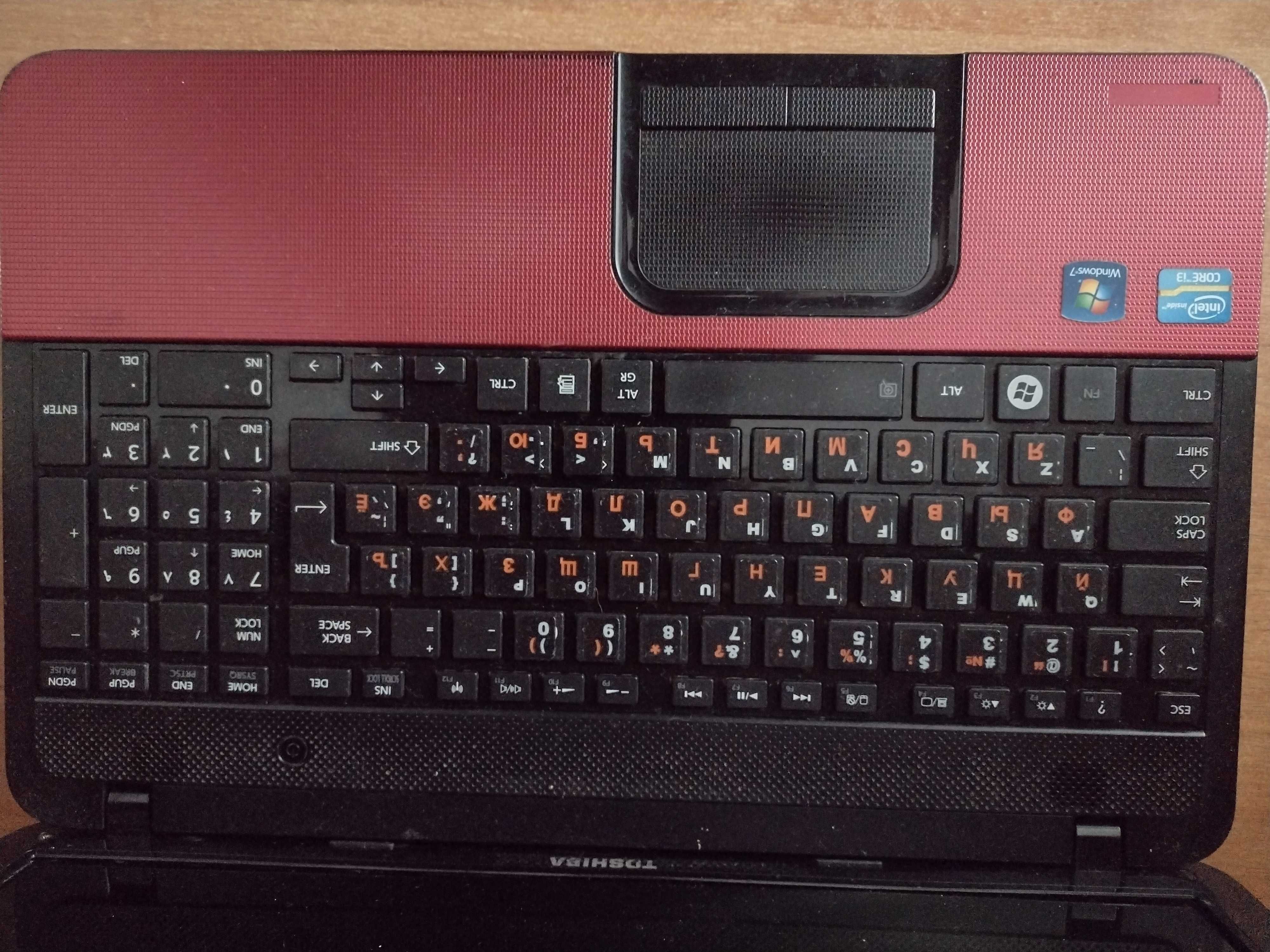 Ноутбук Toshiba C850-А688 в робочому стані.