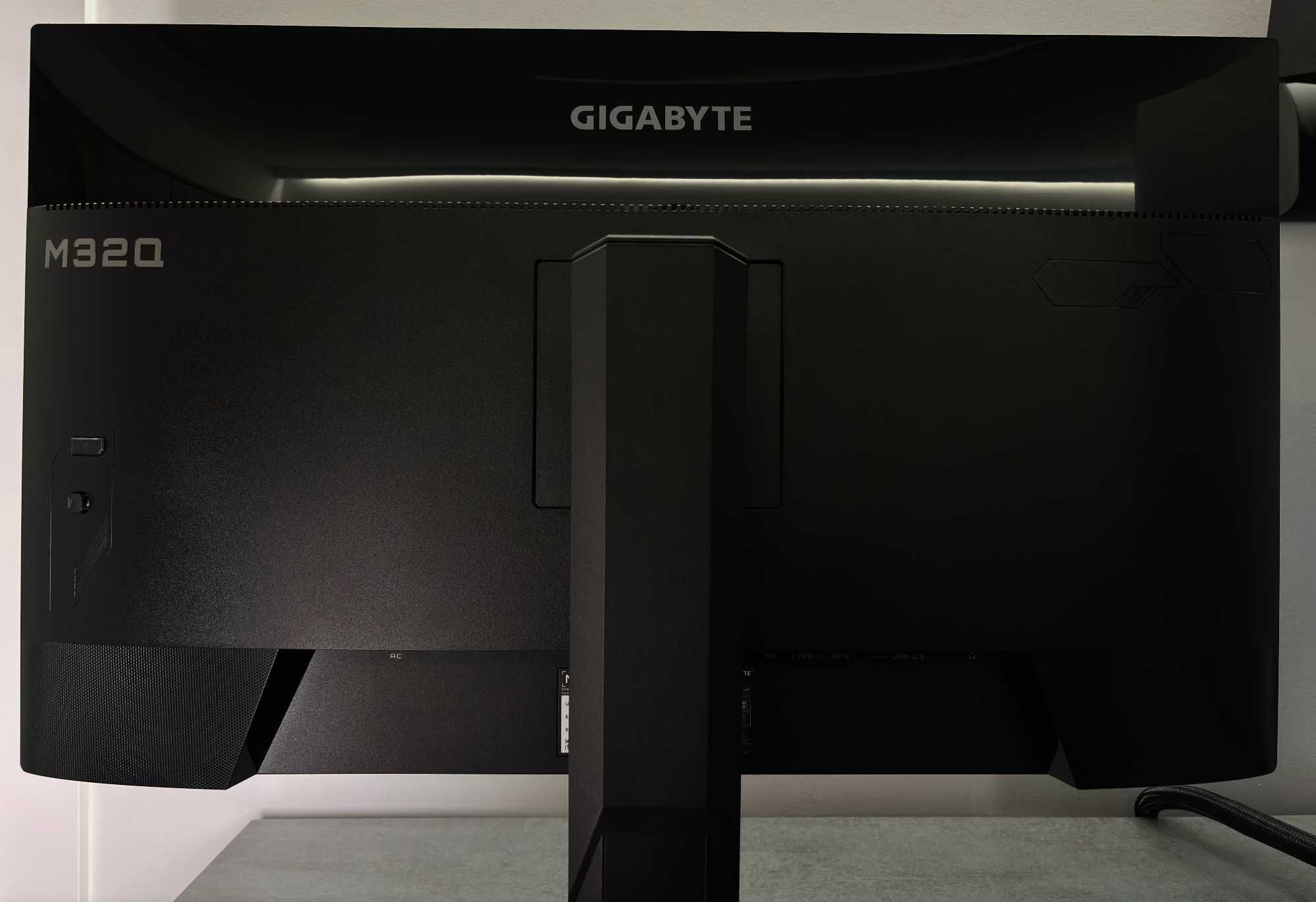 Monitor 31.5 cala Gigabyte M32Q HDR KVM w idealnym stanie