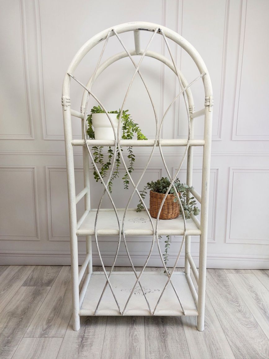Biały rattanowy półokrągły regał / szafka Shabby Chic