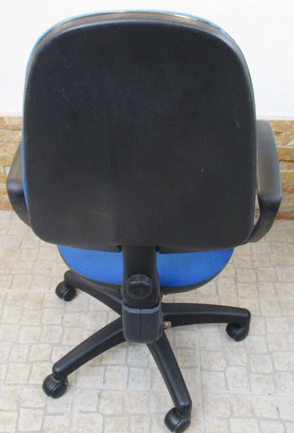 Cadeira de Escritório azul com rodas