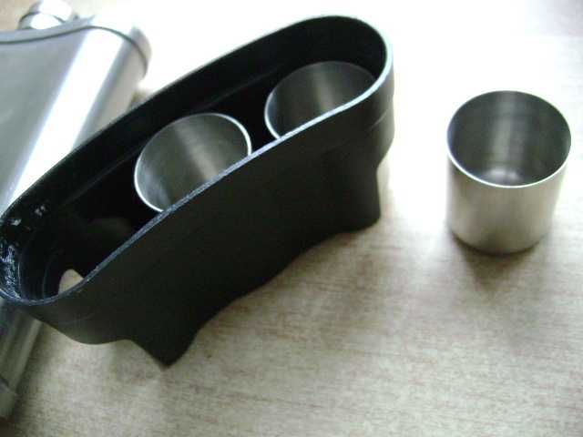 Starocie z PRL - Piersiówka angielska duża 7 OZ. + 3 kieliszki mini