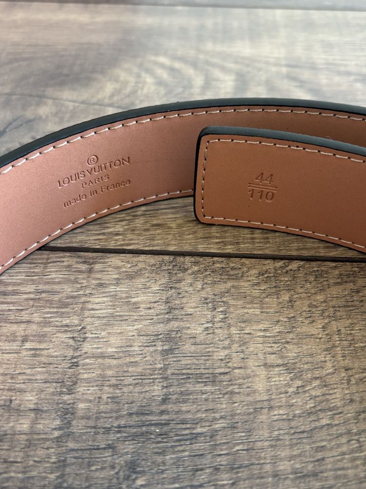 Pasek LV w kolorze czarnym 110cm