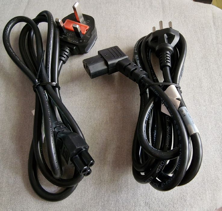 Adaptador e Cabos alimentação Uk/Suíça/EU