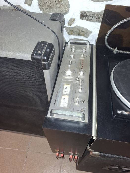 Aparelhagem antiga em bom estado. Tem alguns endereços