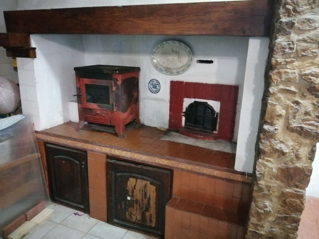 2 quartos rústicos, com uso de WC, sala e cozinha. Máximo 4 pessoas.