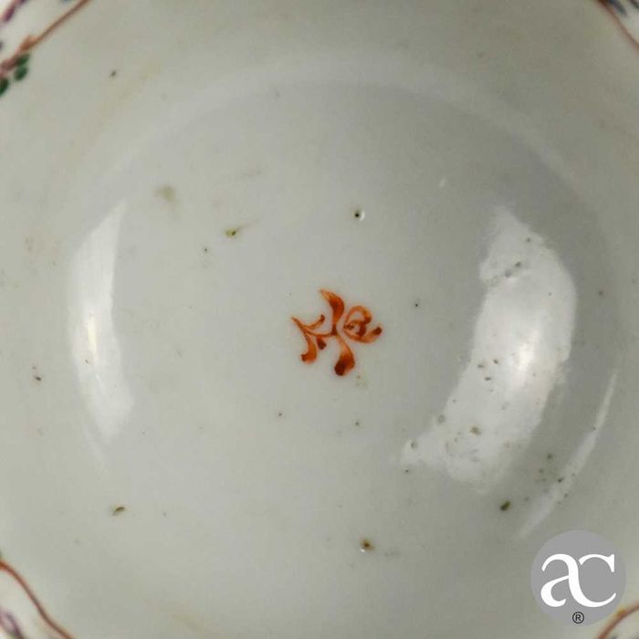 Taça porcelana da China, Qianlong, séc. XVIII, decorada com flores