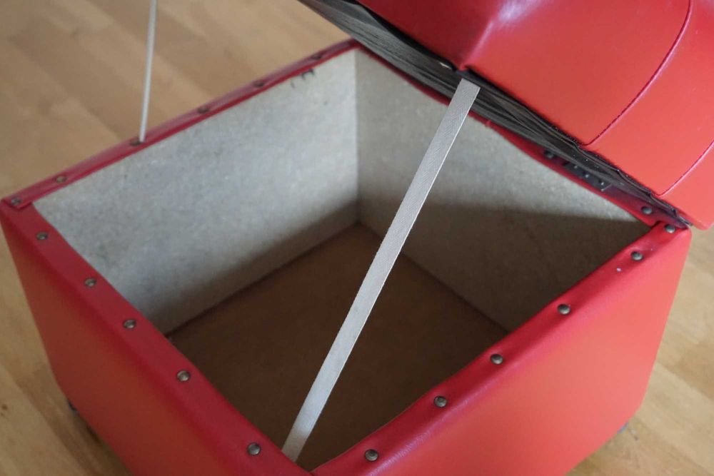 Pufy PRL czerwona skórzana pikowana