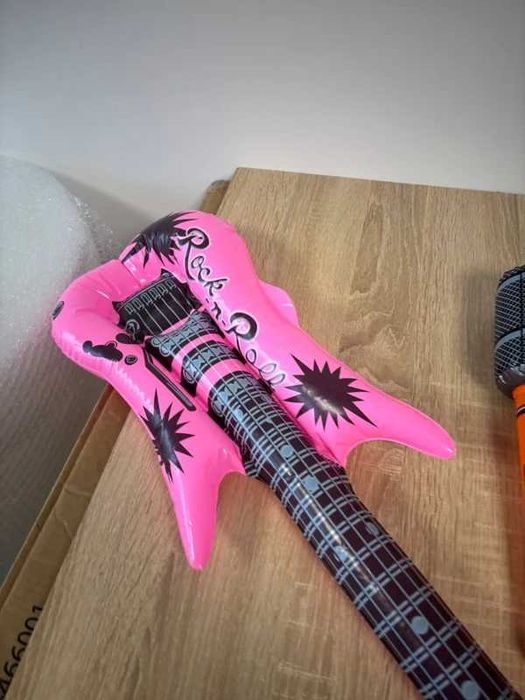 gitara i mikrofon dmuchane na basen