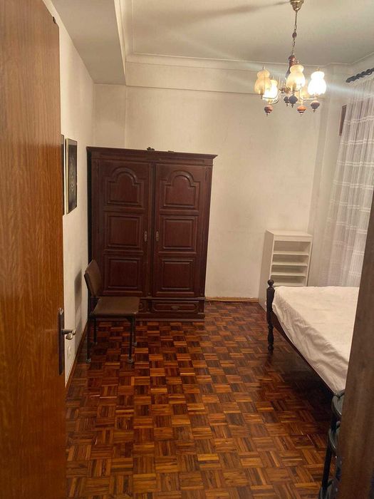 Quarto para solteira em Alhandra.