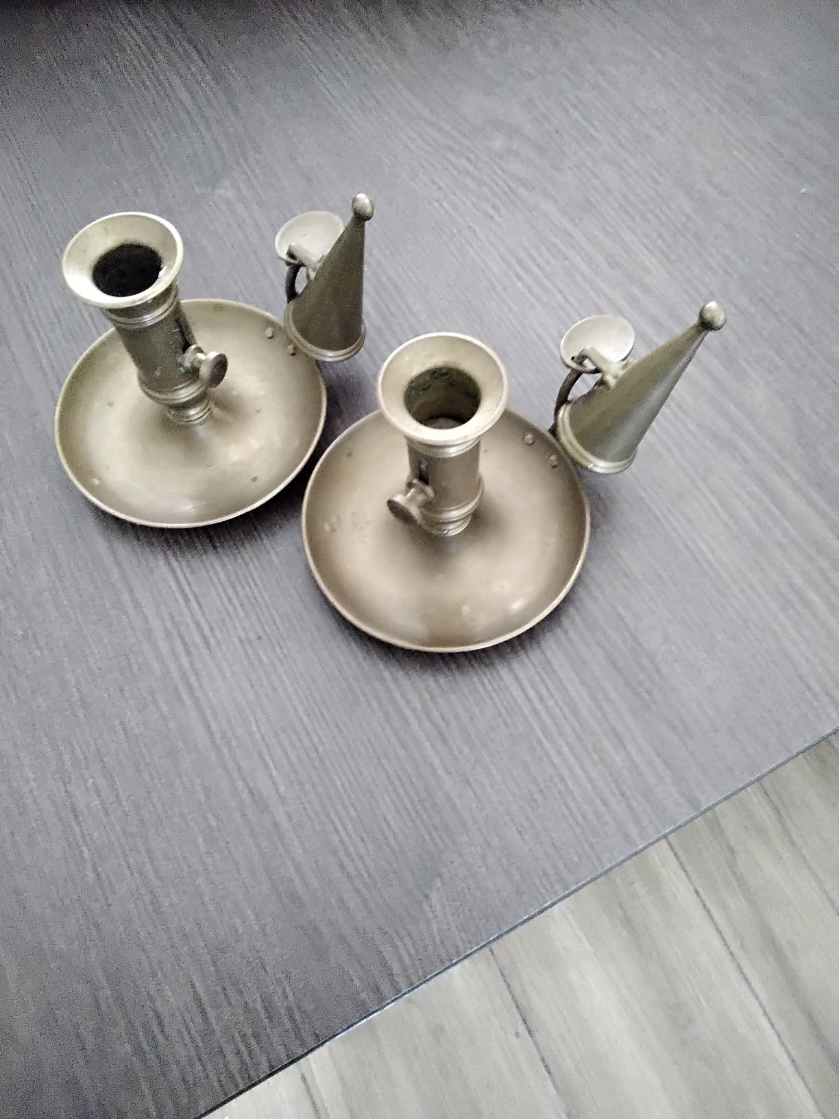 Castiçais em metal dourado