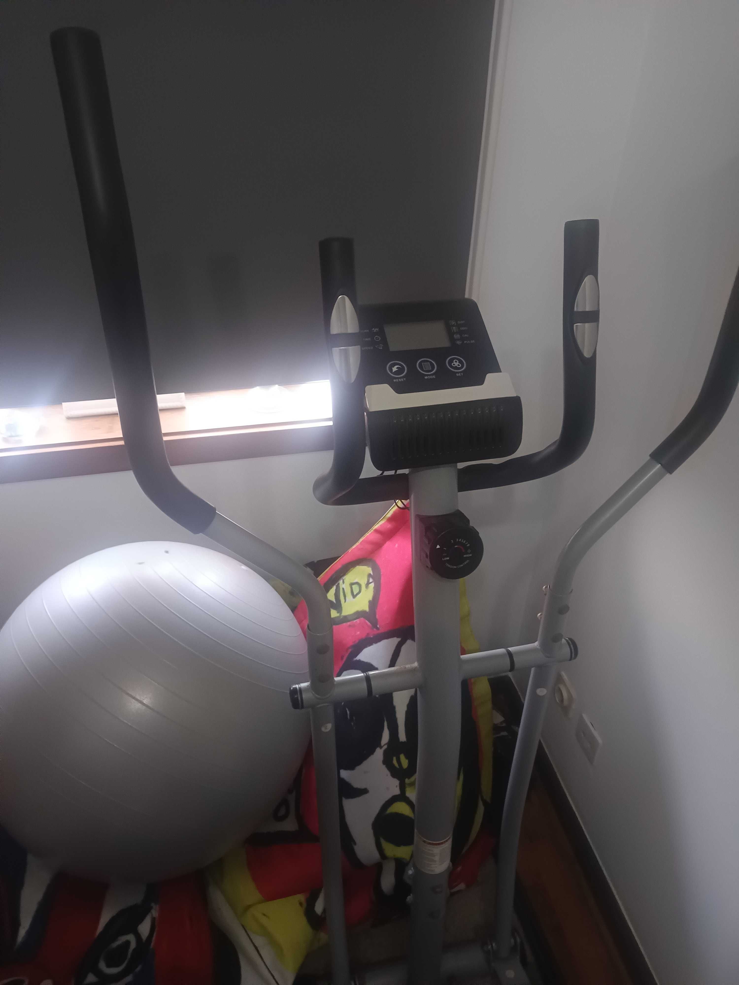 Bicicleta elíptica com  monitor LCD