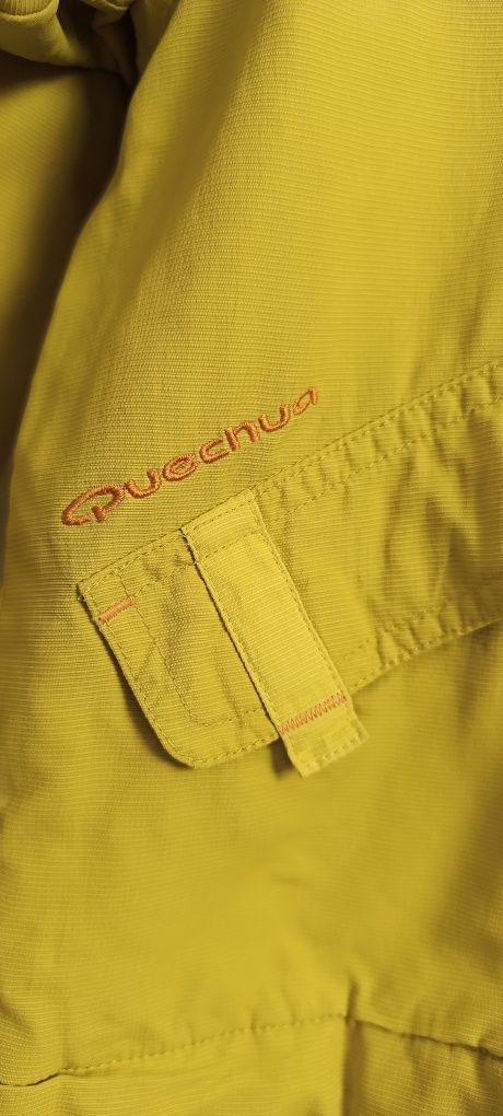 Casaco com capuz Quechua . Para 6 anos. Impermeável e quente.