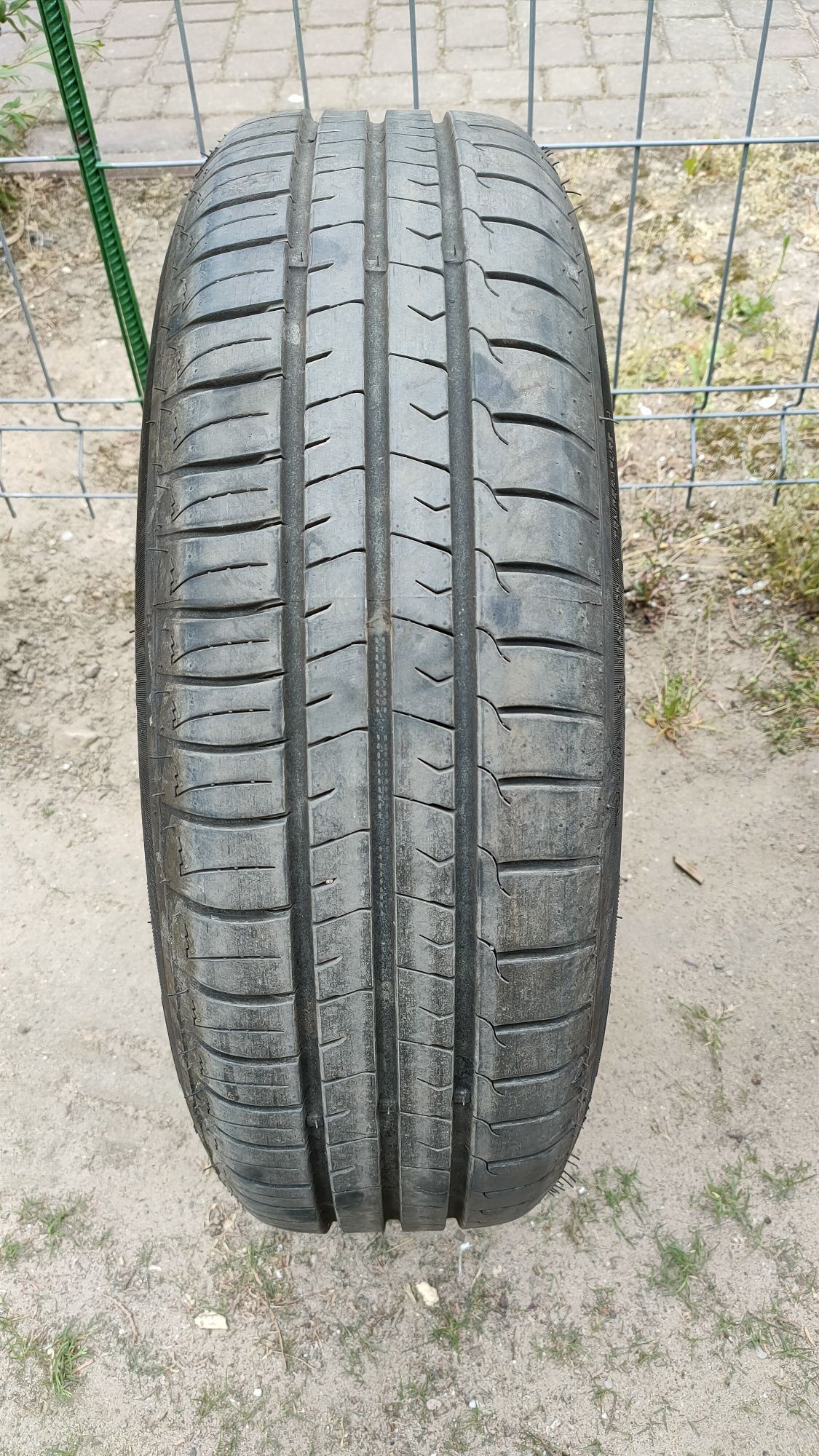 2 opony letnie z felgami w rozmiarze 175/65/15