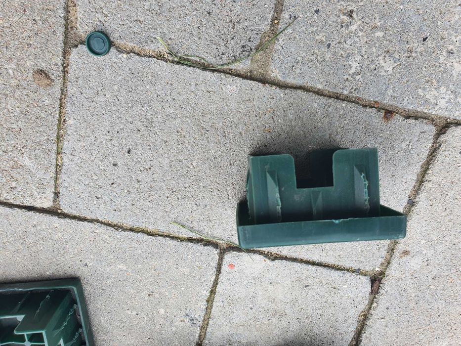 Obejma plastikowa do siatki płotu na słupek 60x60mm 62 sztuki + gratis