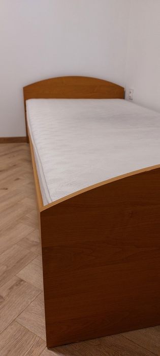 Łóżko z materacem