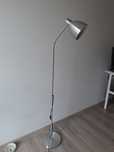 Lampa stojąca z regulowanym kloszem