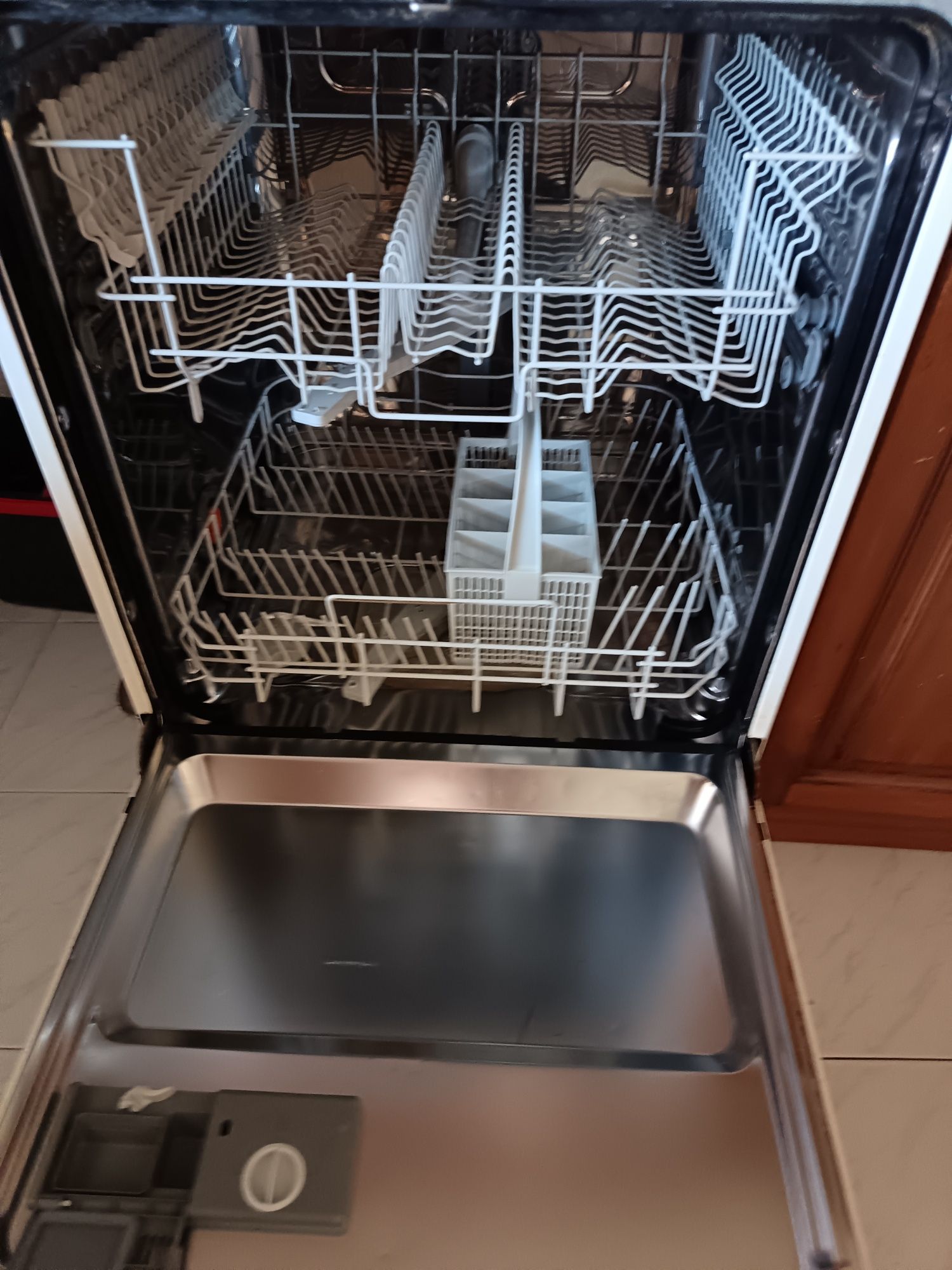 Máquina de lavar loiça marca Zanussi. A funcionar muito estimada .