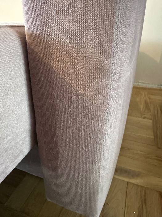 Różowa kanapa z funkcją spania