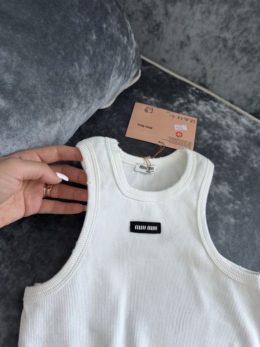 Белая майка в рубчик с дырками miu miu