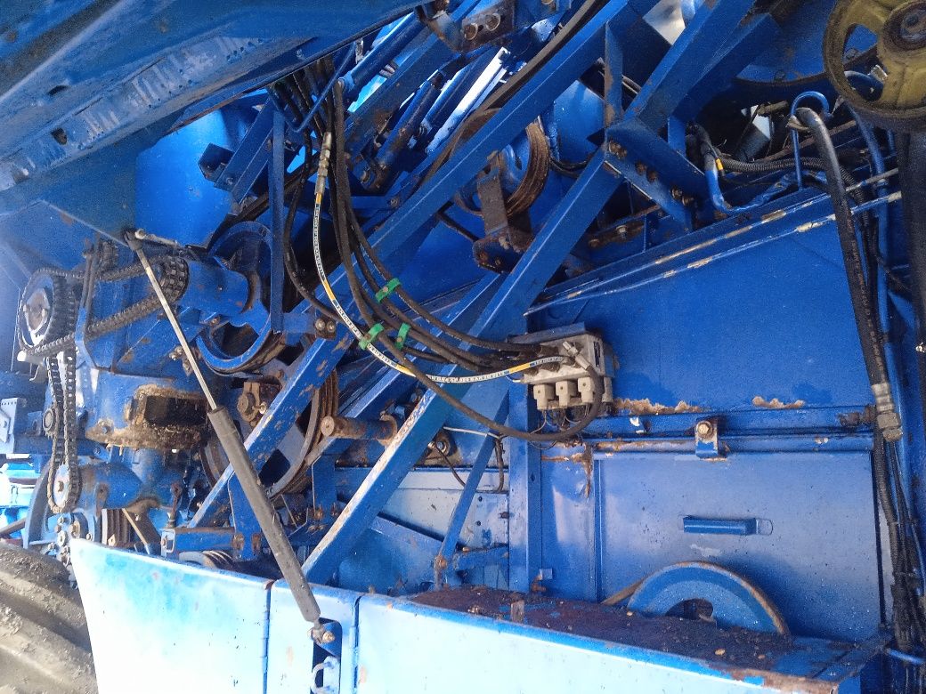 Комбайн зернозбиральний  CESE 527