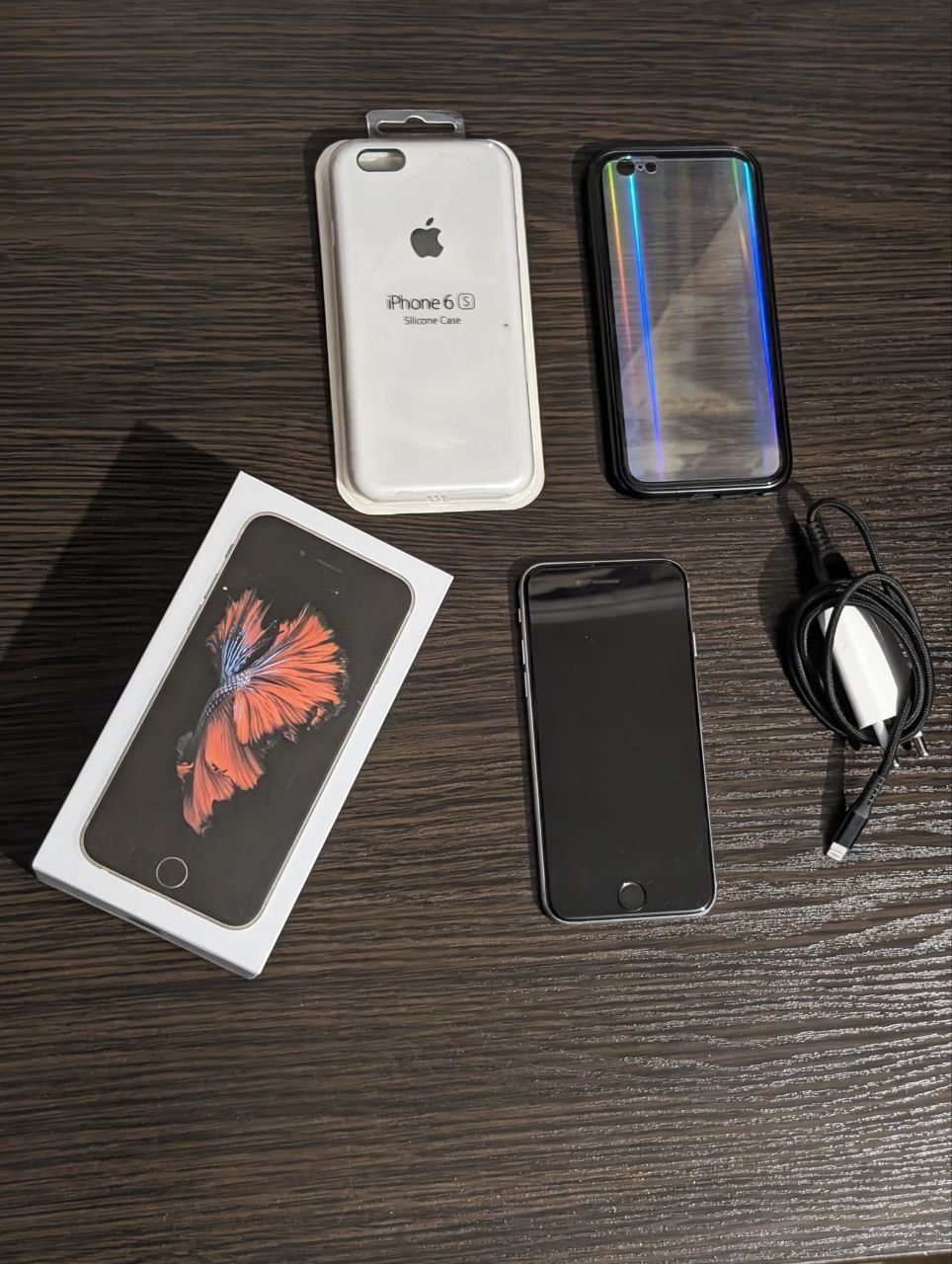 Iphone 6s 16GB 
Space Gray
Стан Хороший 
Батарея більше 60 відсотків.