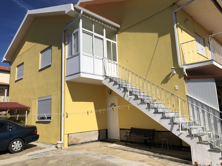 Casa grande com dois pisos