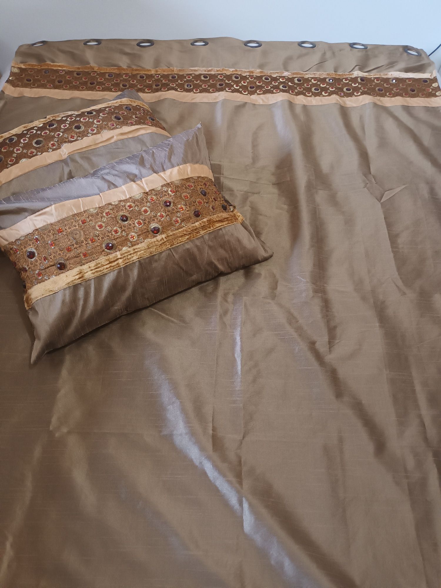 Conjunto cortinados e almofadas decorativas