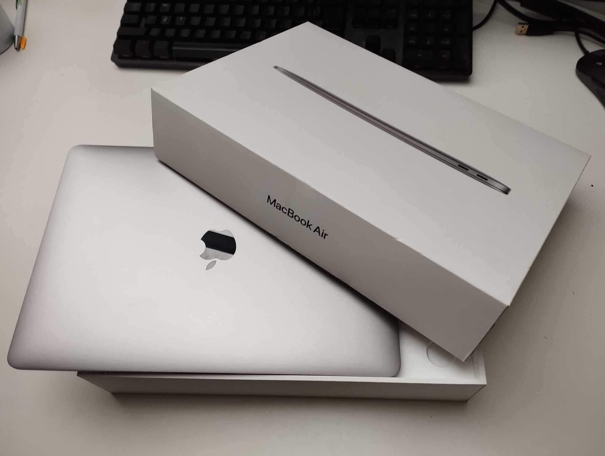 Piękny Laptop Macbook Air z 2022 8 GB / 256 GB Jak nowy + pudełko