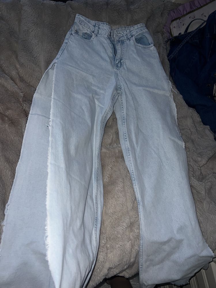 джинсы с разрезами