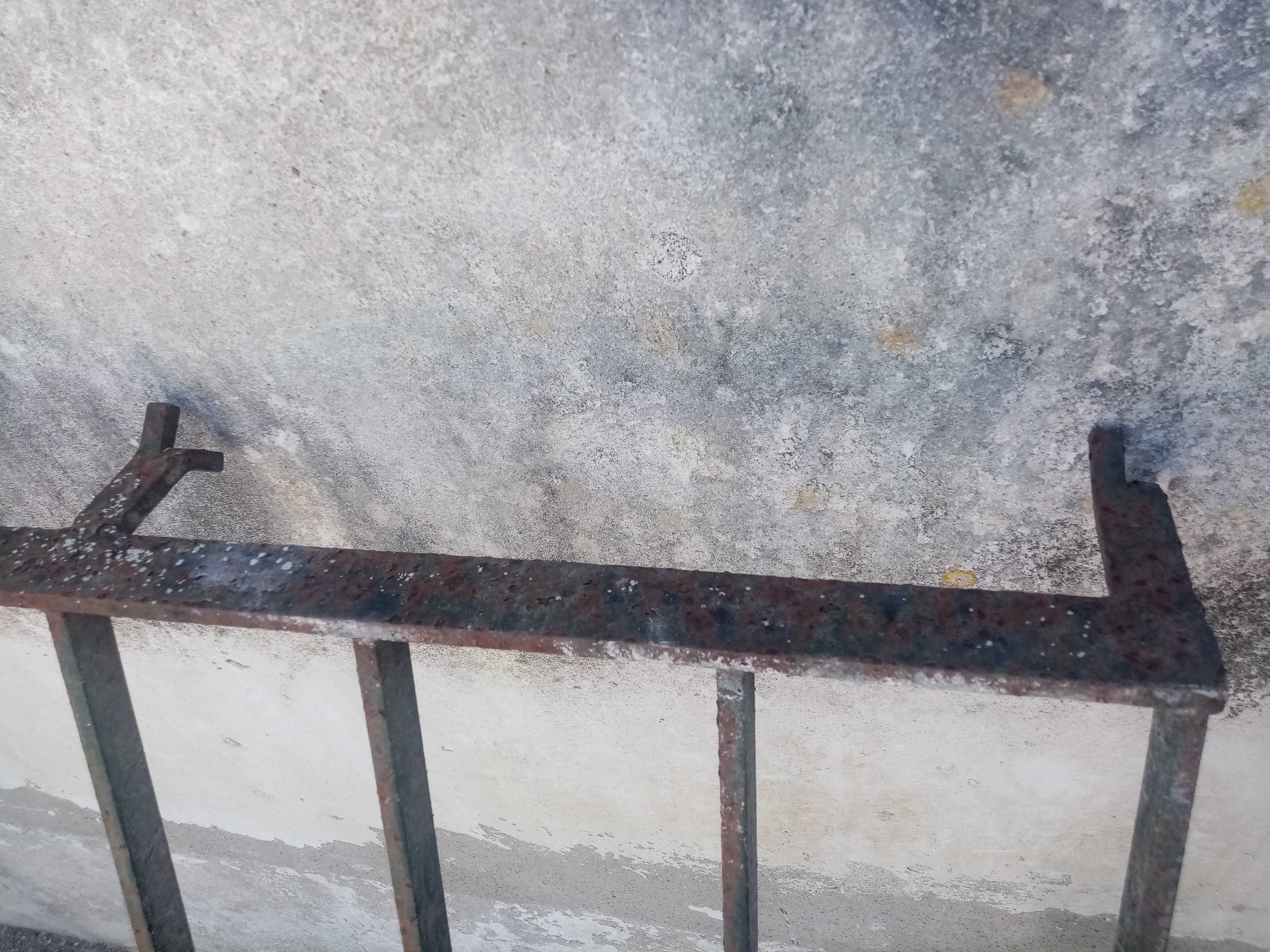 grades antigas de ferro para janela, a precisar de restauro