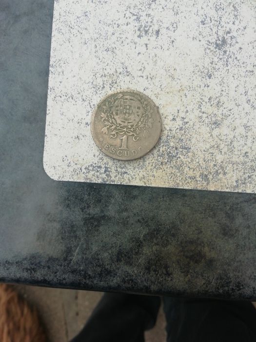 Moedas em alpaca de 1 escudo e 50 centavos