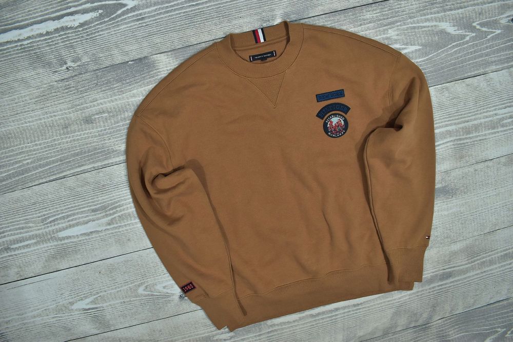Tommy Hilfiger Brązowa Bluza Męska Z Naszywkami Crewneck Relaxed L