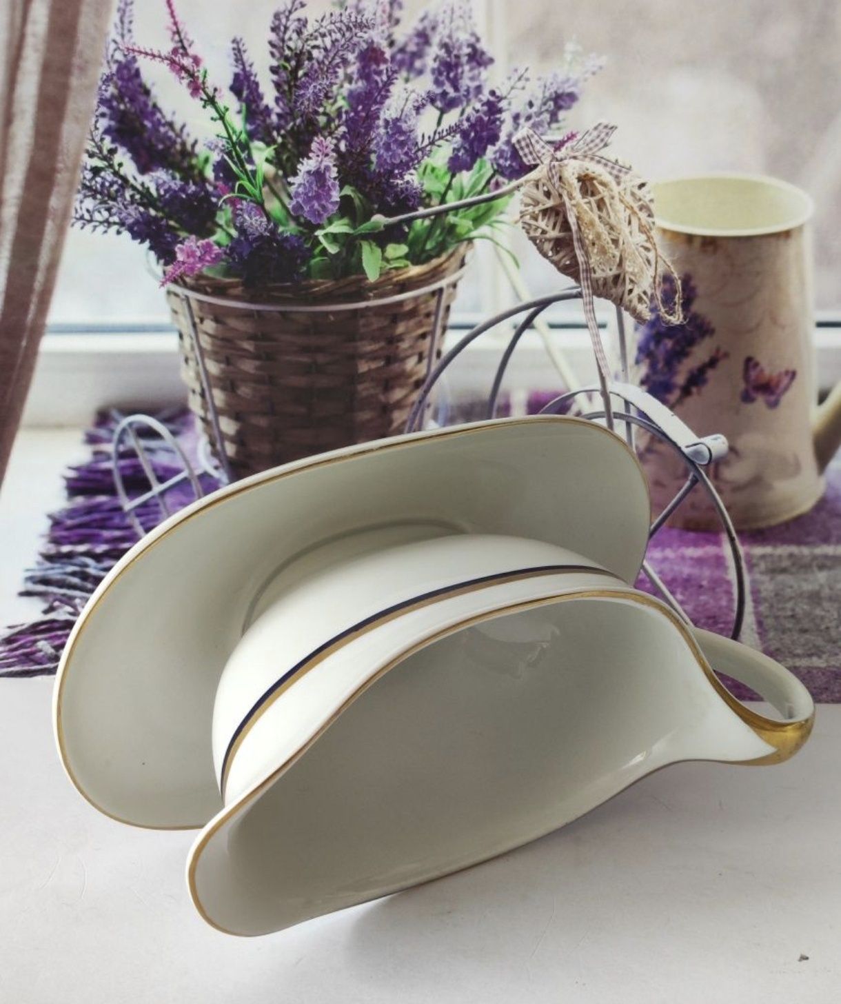 Sosjerka Karolina piekna stara porcelana 
Wysokość 12
Długość 21,5
Kar