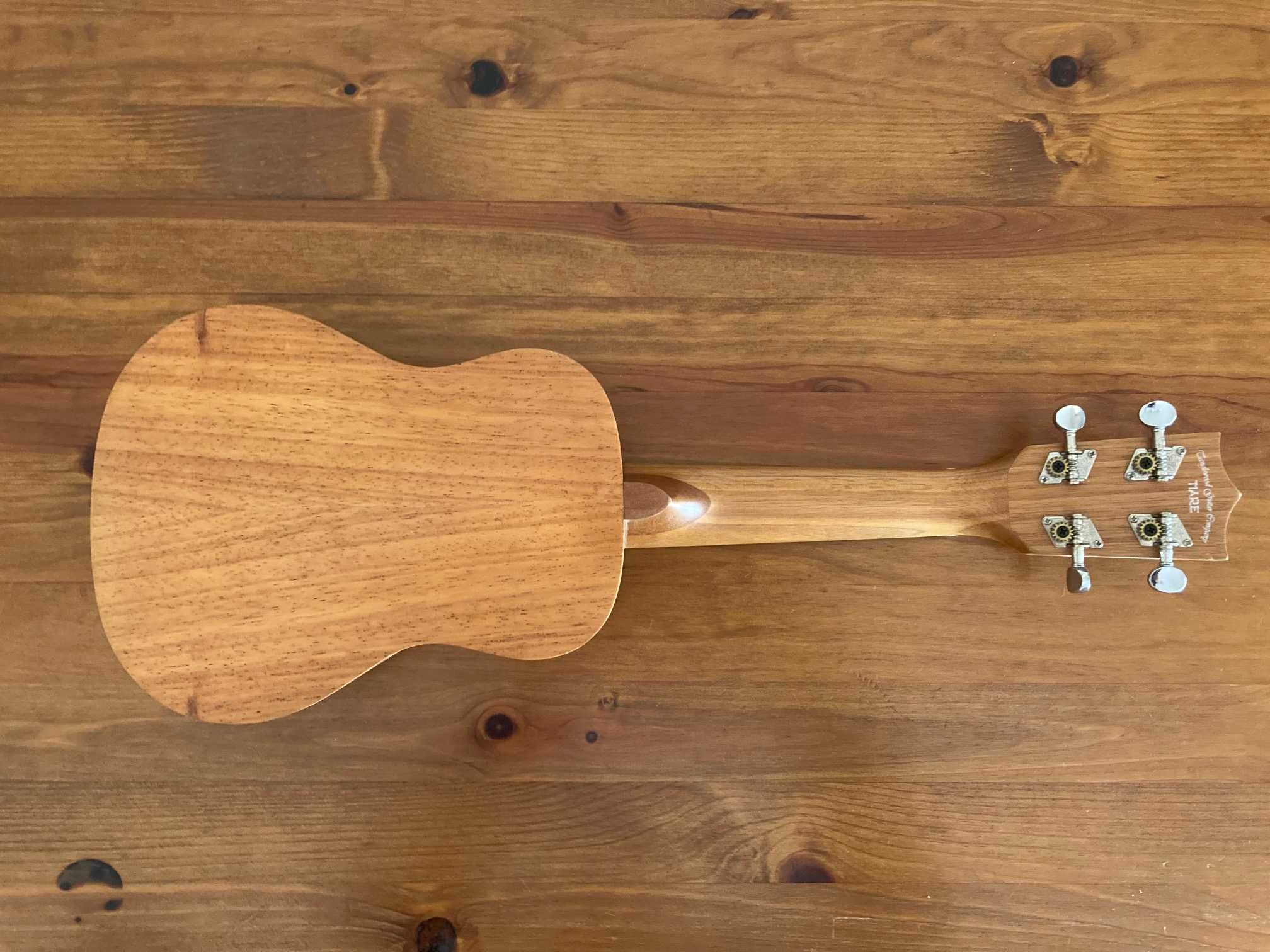 1 Guitarra e 1 Ukelele (dois instrumentos e acessorios)