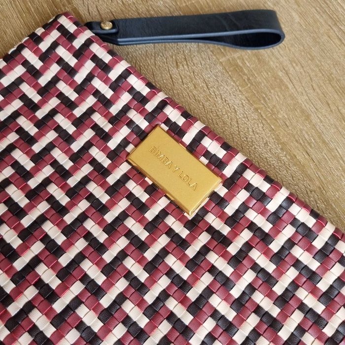 Clutch Bimba y Lola - Entrelaçado Multicolor com Alça de Pulso
