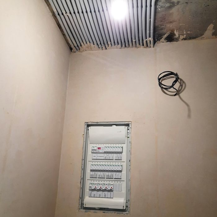Услуги электрика. Штробление стен без пыли Hilti. Штробы, подрозетники