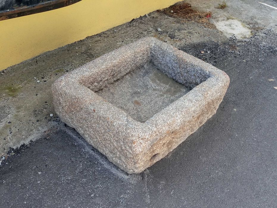 Antiga pia rectangular em pedra (81 x 64 x 31.5 cm)